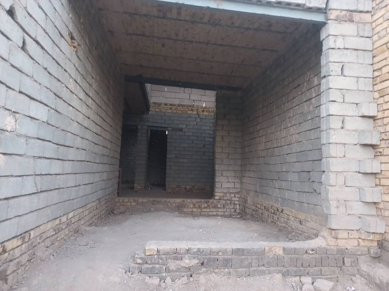 بيت للبيع طابو صرف بهور الجبور   هيكل ومعكود بناء بلوك والاساس كونكريت مساحته ١٥٠ متر يتكون من براني وغرفة نوم وصالة ومطبخ مفتوح ع صالة وحمام سعره ٦٠ وبي مجال 
***********
