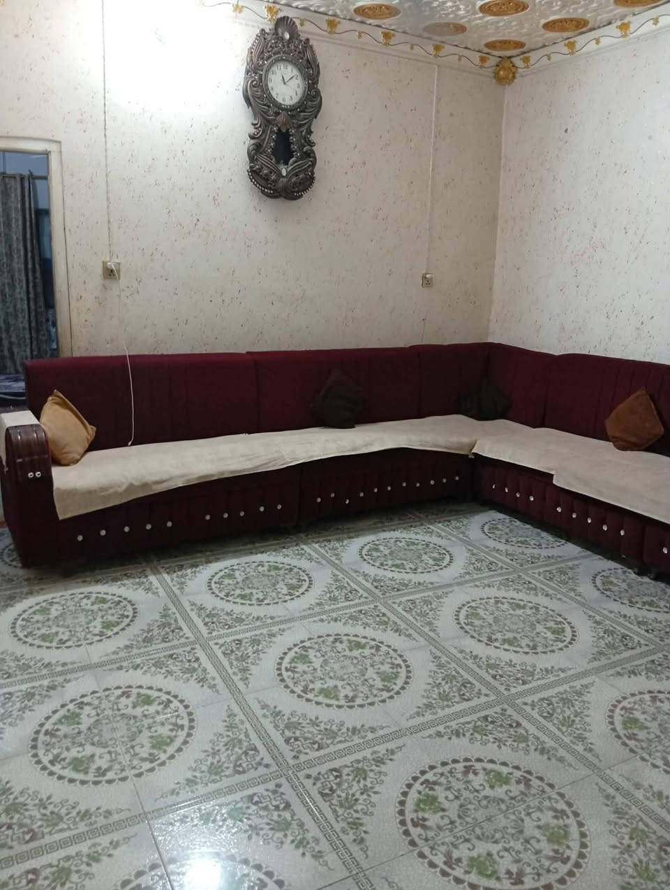 عندي بيت للبيع في الورديه خارج مقابيل علوه المخضر مساحه البيت 110 سند 25 سعر البيت 27وبيه مجال بسيط الي شراي يتصل على هذا رقمي ***********
