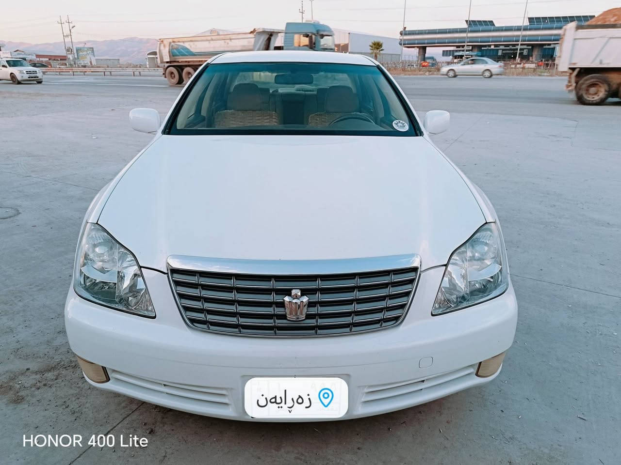 بەناوی خوای گەورە شاهینە موس 
2006
گێرگەورە مەکینە بچوک سفر
بێ چاڵ بێ شوخت
شاشە کامێرا
2دوگمە
یەک دینار مەسرەفی نیە
سەیارەکە سفرە نمونەیە لە جوانی
بەشەرتی هەمو گیانی
تنها 1پارچە بۆیاخی اوروپا ی هەیە
بەس ماشااللەی دەوێ
کۆدی هەیە بێ کێشە
***********

نص مكتوب في الصور:
- HONOR 400 Lite
- زه رایه ن