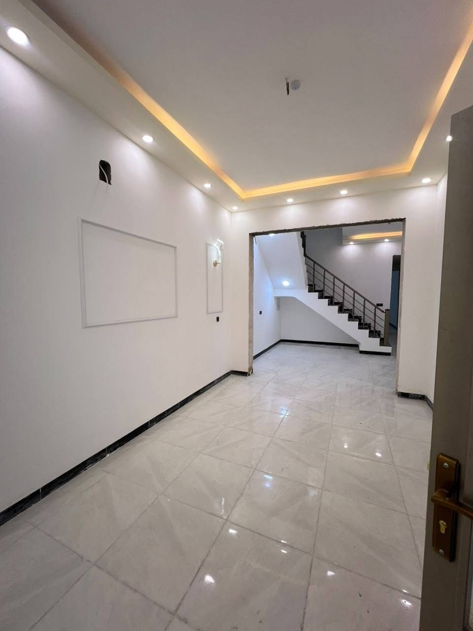 سلام عليكم 
بيت 100متر طابقين جديد ما مسكون🏠
طابق اول استقبال صاله مطبخ غرفه صحيات داخليه و خارجيه
طابق ثاني غرفتين وصاله وصحيات +سطح 
موقعه حي الوفاء ضهر التجاري قريب شارع الكيات 
كامل خدمات 
استفسار 
***********
