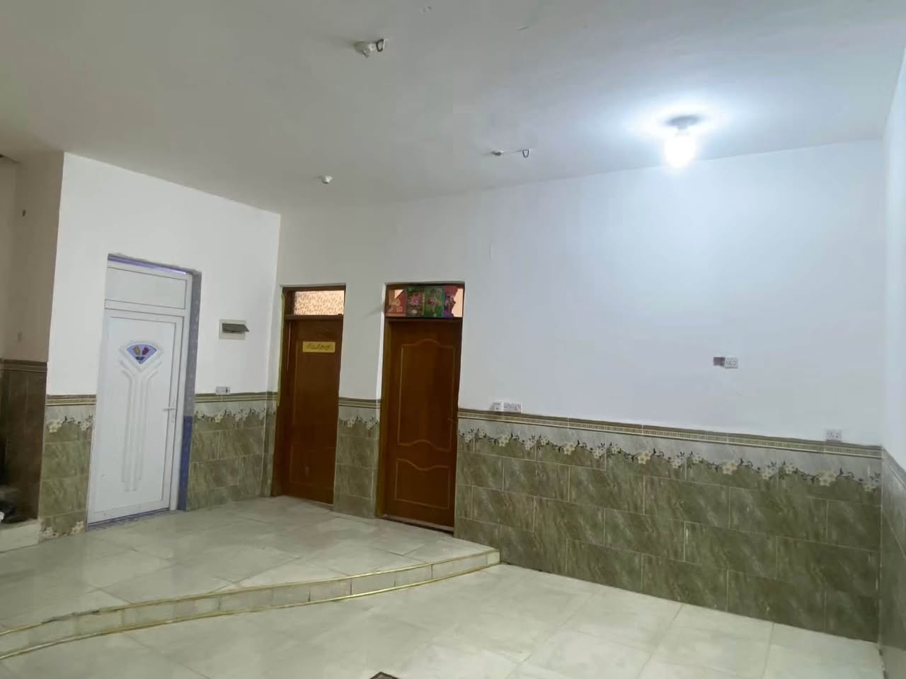 دار للبيع كوت حي الحكيم شارع بيت عطوف قريب ع شارع العماره مساحه 230متر بناء طابوك سكف صب مرقم من قبل قسم بلدي حي الحكيم خدمات ماء كهرباء مدارس مجاري البيت يحتوي على 
غرفتين نوم+صاله+مطبخ+استقبال+مجمع صحيات داخليه وخارجيه +كراج+حديقه سعر البيت 55 وقابل للتفاوض ،البيت بأسمي للاتصال واستفسار ***********
