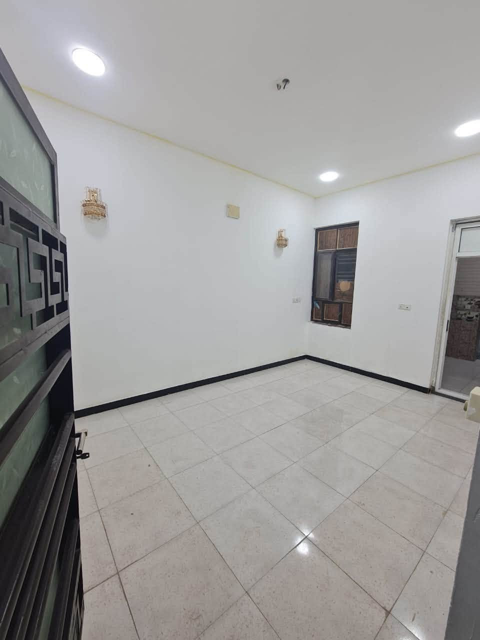 عقار  ارضيه حديثه معزوله 
مدخلين مدخل للمطبخ و مدخل للاستقبال 
٨٥ متر
غرفه  صاله
الخدمات والمطبخ سيراميك 
مناور عدد ٢
غساله 
مراوح
تانكي 
ماطور 
خط مولد 
كاميرات
موقع ممتاز و خط كيات من بابها 
بالدوره البعيثه
خاص او واتساب
***********
ب٣٥٠
