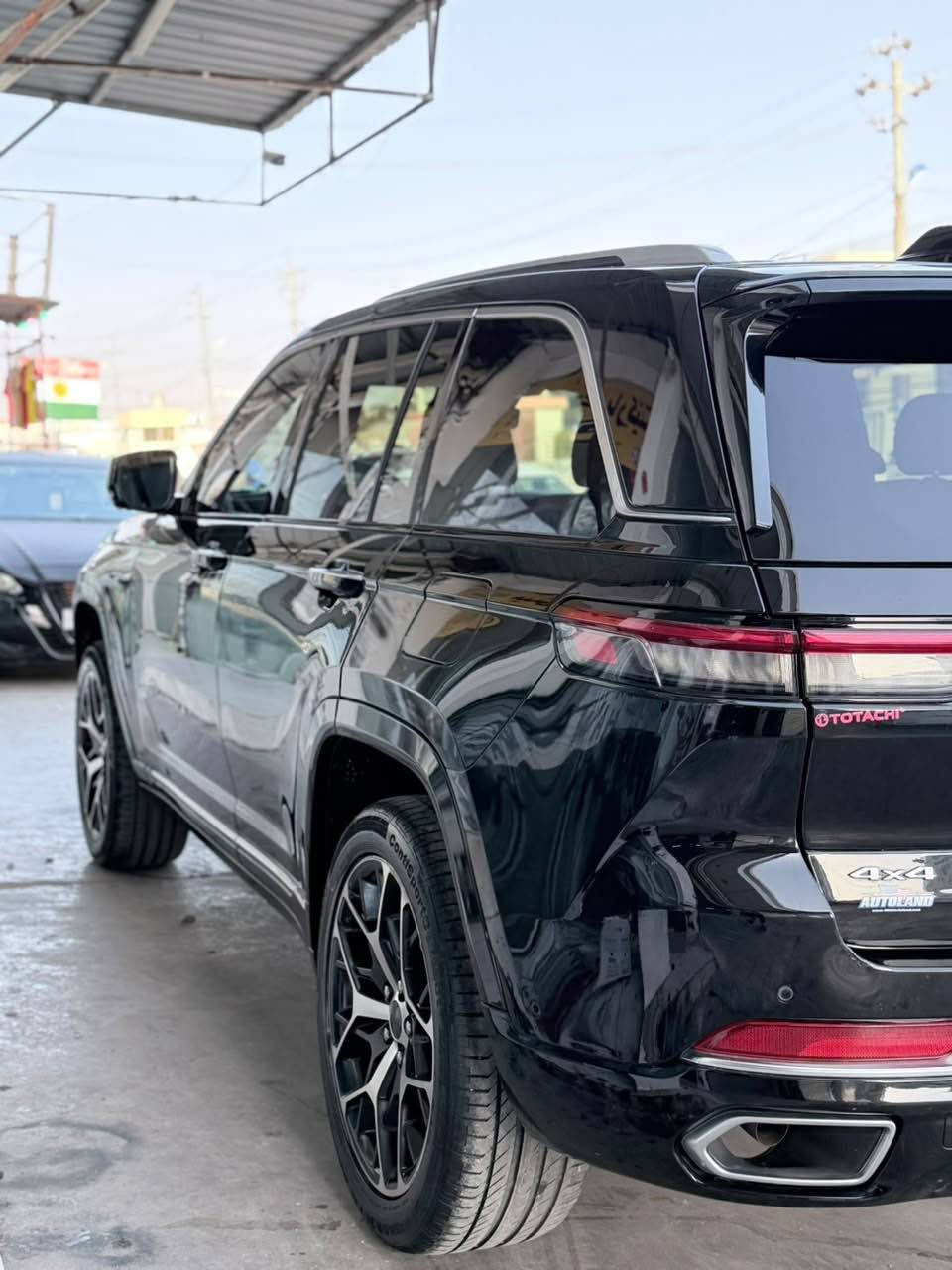 jeep grand cheroke summet 2023 
سەیارەکە فول مواسەفاتا
ڕاداری پێشەوەو تەنیشتەکان 
کامیرە ٣٦٠ 
داتاشۆ 
هەمو کوشنەکانی ساردو گەرمن 
دو کوشنی پێشەوە مەساجە 
سێ مۆد کوشن خەزن 
گێڕ ماوس 
دەبڵ ئەکسل و دەبەڵ هەوای
چوار شاشە 
برێک بەسمە
*********** 
پانۆ ڕاما
بەسمەو شەخال
ئاوێنە شەفت و کارەبای و ڕادار  
سندوق شەفت و شاپ
مەکینەی شەش پستۆن 
بۆنیتو چاملخی سەیاق پێشەوە گۆڕاوە 
چوار تایەی لۆکی لە ژێرە
مەکینە ٦ پستۆنی بێ تۆڕبۆ 
سحری ٣٦٠ محامەلە

2023 (Jeep Grand Cherokee Summit
 المحرك: 6 سلندر (بدون توربو)
 حالة البودي: تبديل بونيد وجاملغ أمامي جهة السائق فقط.
 الإطارات: 4 إطارات جديدة (زيرو).
أبرز المواصفات (فول مواصفات):
 الشاشات والعرض: 4 شاشات، شاشة عرض على الزجاج (داتاشو / Head-Up Display).
 المقاعد: جميع المقاعد تبريد وتدفئة، المقعدين الأماميين مساج، ذاكرة حفظ وضعية المقاعد (3 أوضاع).
 القوة والتحكم: جير ماوس، دبل أكسل، هيدروليك (دبل هوائي).
 أنظمة الأمان والرادار: رادار أمامي وجانبي، رادار على المرايا الجانبية.
 الكاميرات: كاميرا 360 درجة.
 الأبواب والصندوق: تشغيل بصمة، تشغيل عن بُعد (شغال)، صندوق كهربائي (شفط وشاب)، مرايا جانبية كهرباء وشفط، بريك بصمة.
 السقف: بانوراما.
 السعر: 360 ورقة ($36,000) وقابل للمعاملة.
 رقم الاتصال: *********** أربيل, العراق
