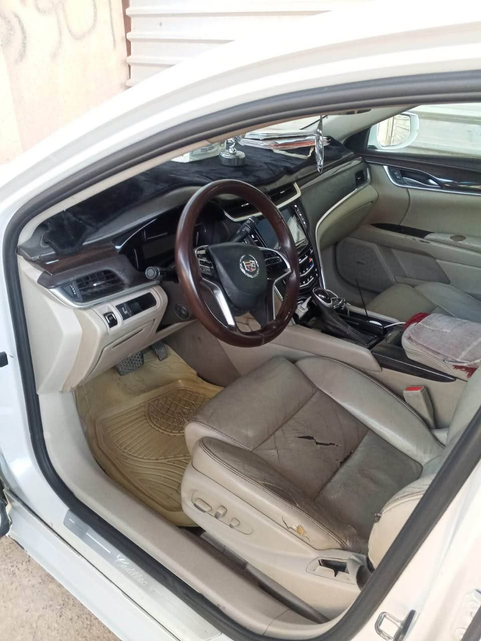 ‏السلام عليكم ورحمة الله وبركاته للبيع Cadillac 2017 فول مواصفات عد فتحة السقف السيارة بدون ضربة وبدون حادث وبدون صبغ رقم شمالي مميز تحويل مباشر ￼ السعر 145 وبيها مجال للشراي ￼للتواصل 
*********** كربلاء, العراق

