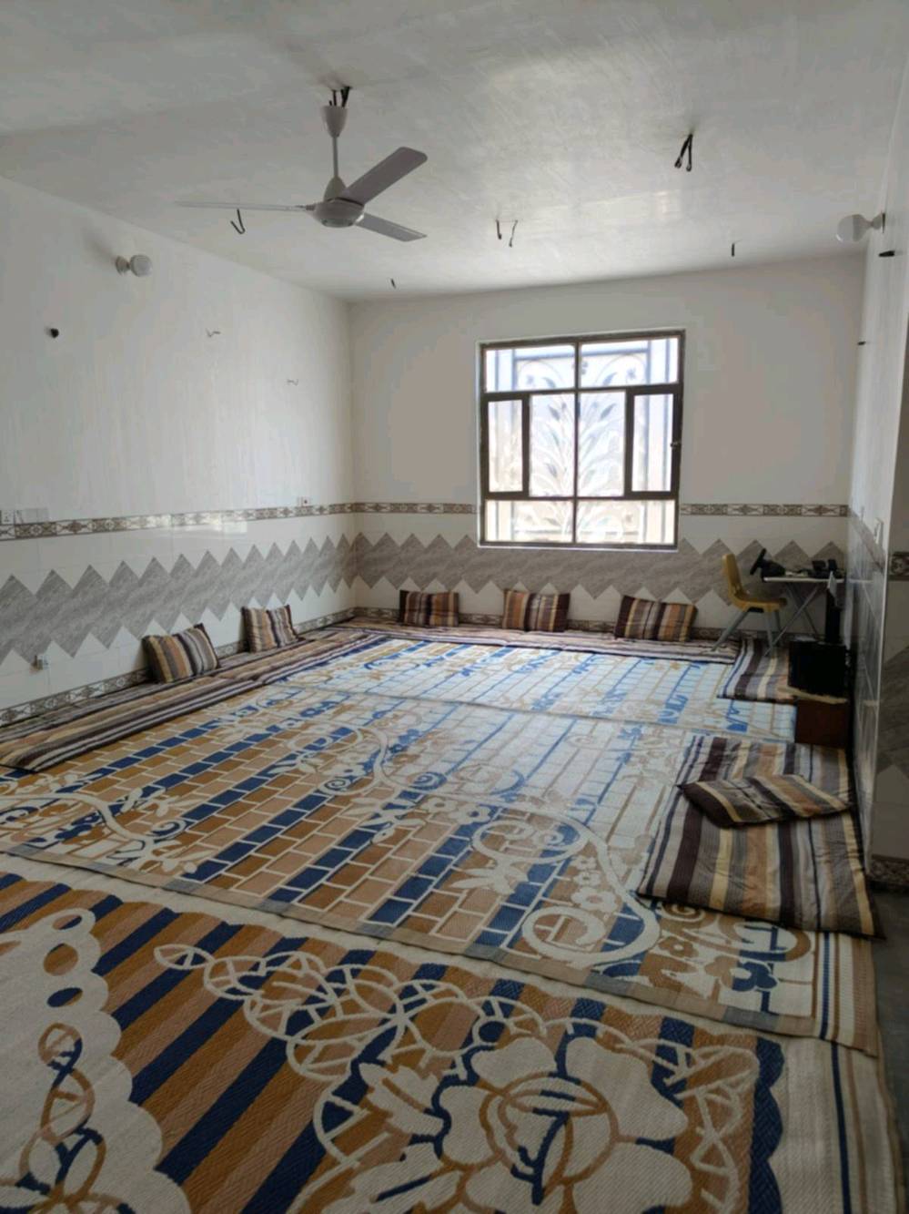 🏡 بيت للبيع في كربلاء – طريق بغداد

💰 السعر: 190 مليون قابل للتفاوض
🔄 يرهم مراوس مع فرق

📍 الموقع: كربلاء – طريق بغداد، عامود 60، خلف كلية الصيدلة، مقابل جامعة الزهراء (ع) ومعهد التوحد، سايد المشاية والزوار.
📌 يبعد عن الإمام الحسين (ع) حوالي 5 كم، وقرابة 10 دقائق بالسيارة.
📌 البيت داخل فرع، نزال حوالي 900 متر عن شارع بغداد الرئيسي السريع.

📐 المساحة: 500 م²
📜 نوع السند: طابو زراعي سند 25، مع إقرار محكمة من صاحب الأرض.

🏠 تفاصيل المنزل:
• مساحة البناء 200 م²
• الطابق الأول: غرفتا نوم، استقبال، صالة كبيرة، مطبخ كبير، صحيات وممرات حول البيت
• الطابق الثاني: غرفة نوم مع صحيات
• ماء وكهرباء وخدمات كاملة
• منطقة هادئة جداً
• كراج واسع
• حدائق أمامية وخلفية مزروعة بأشجار الحمضيات ومختلف أنواع الفواكه والخضروات
• 4 نخلات كبيرة
• 6 فسائل نخيل من أنواع نادرة جداً
• 9 عروش عنب من أنواع نادرة

📞 للتواصل: خاص أو واتساب
***********