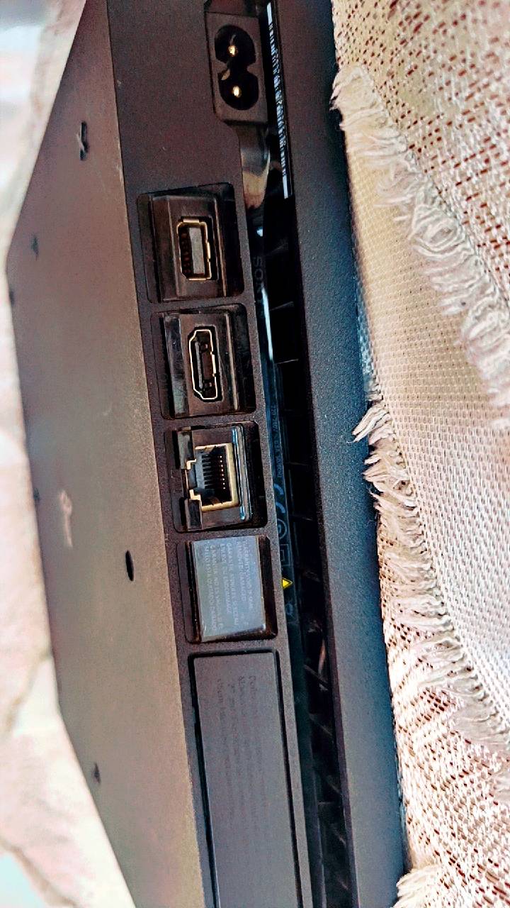 ✨ للبيع بلايستيشن 4 Slim — 500GB ✨
🎮 الجهاز: PS4 Slim
💾 الذاكرة: 500GB
🕹️ يد أصلية عدد 1 — شغالة ومرتبة
🔌 شاحن اليد موجود
🏎️ دركسون PXN V3 PRO — كامل الملحقات
📦 كارتون البلايستيشن غير موجود
💰 السعر: 260,000 دينار فقط
🤝 يوجد مجال للشراية 
✅ الجهاز كامل وجاهز للعب
✅ الدركسون ويا جميع ملحقاته
✅ البيع للجادين فقط
🎮 فرصة حلوة للي يريد جهاز + دركسون بسعر مناسب 🔥
تواصل واتساب ***********