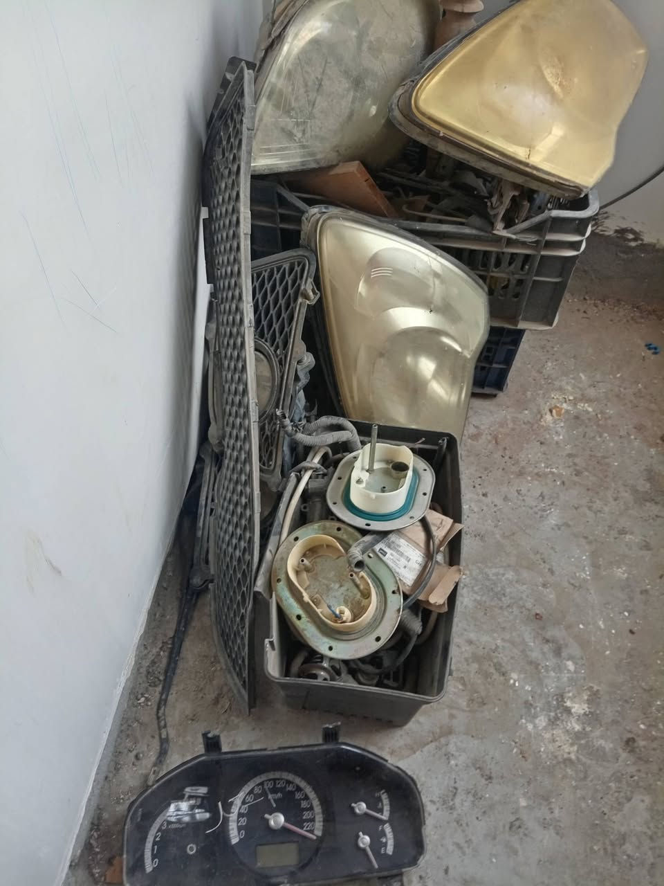 غراض للبيع سبورتج ٢٠٠٩ غراض بلادي أصلي وعندي راديتر اصليه وكاله الشراري يخابر رقم *********** كل الأغراض 200الف شلع والي يريد مفرد كلشي بسعره
