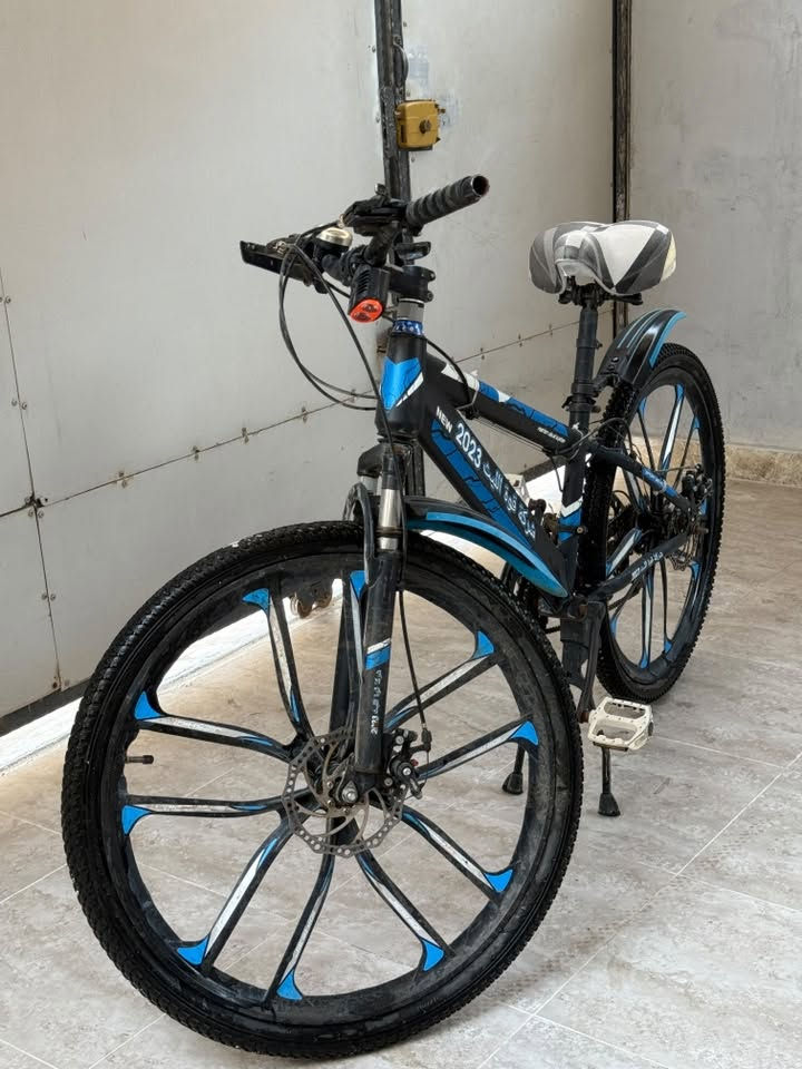 السلام عليكم
🚲 بايسكل جبلي للبيع 
       نظيف ومرتب 
     ⚙️ كير والبريكات شغالات
       تاير جوب جديدات امامي خلفي
     📏 قياس 26 
     💰السعر: 70 وبي مجال

  للتواصل📞: ***********   موجود واتساب
