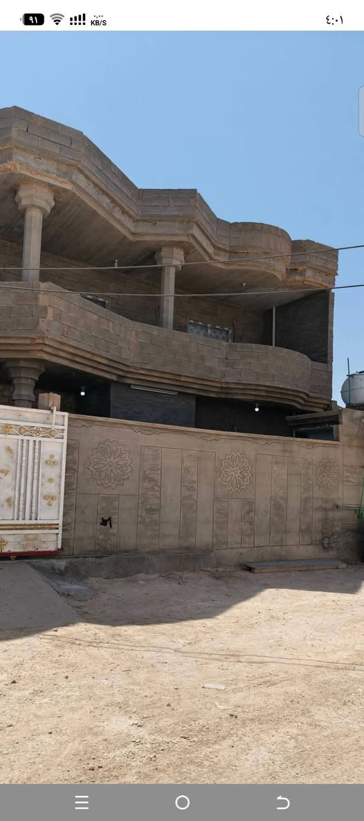 دار للبيع المسحه260طابقين الطابق الول متكونه من ديوان8×4 
وهول 5×4
وممر4×4 وقرفتين وحده،5×4
وحده4×4
ومطبخ6×4
 وصحيات 2×1.5
والطابق الثاني 
ممر 9×4
ثلاث قرف  
وحده 4×4
وثنين 6×4
موقع الدار بجانب قامقاميه حديثه ثاني فرع من اليسار 
سعر 62 وبي مجال 
للتواصل ***********
