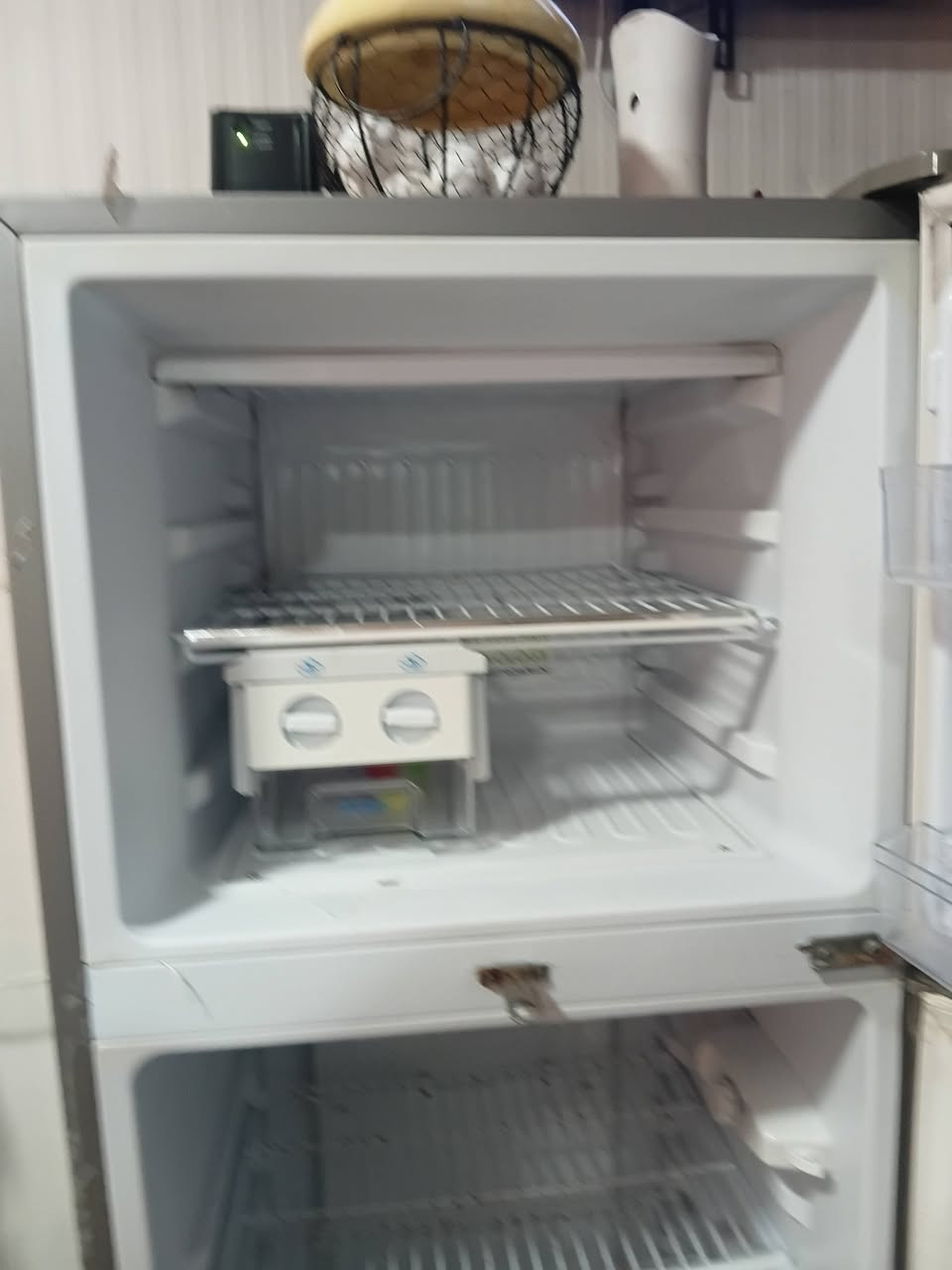 للبيع ثلاجة يونيون إير (Unionaire) بحالة ممتازة
الموديل: RD380B
​الحجم: 16 قدم (سعة 380 لتر، فريزر واسع 104 لتر)
​المميزات: تبريد قوي، نظام نوفروست، وموفرة جداً في استهلاك الكهرباء.
​الحالة: نظيفة وشغالّة تماماً وممتازة للاستخدام المنزلي.
 بغداد فروسية ***********
