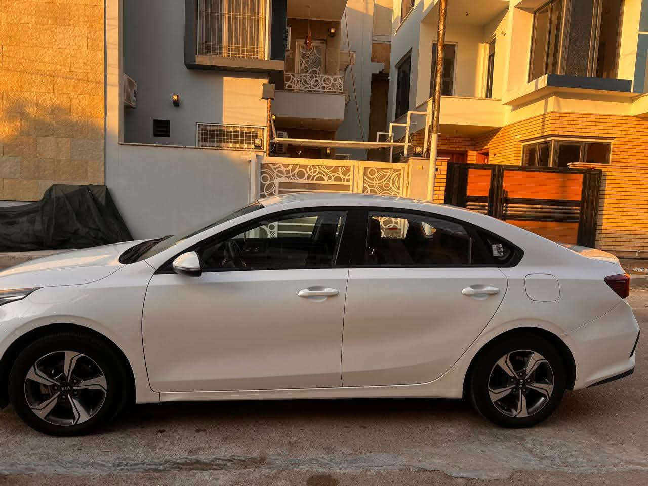 السلام عليكم
كيا سيراتو 2019 خليجي مكفولة من الضربة والصبغ
مواصفاتها 
مكينة 1600 دوش تحكمات كاميرا خلفية
خمسة ويل كب تبريد قطعتين داخل لونين
جاهزة من جميع النواحي 
ماشية 91 الف 
رقم بغداد الدولي بأسمي 
مكاني بغداد / الكرخ
السعر 142
رقم الهاتف ***********

