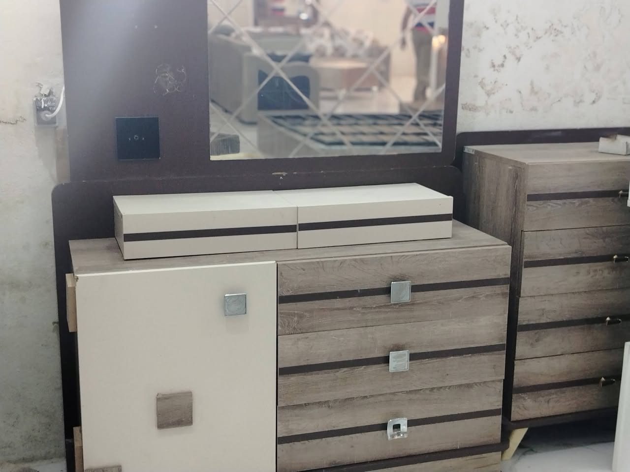 السلام عليكم يوجد غرفة نوم جديد ومستعمل للبيع وادوواين رقم الهاتف *********** وبأسعار مناسبة جدن
