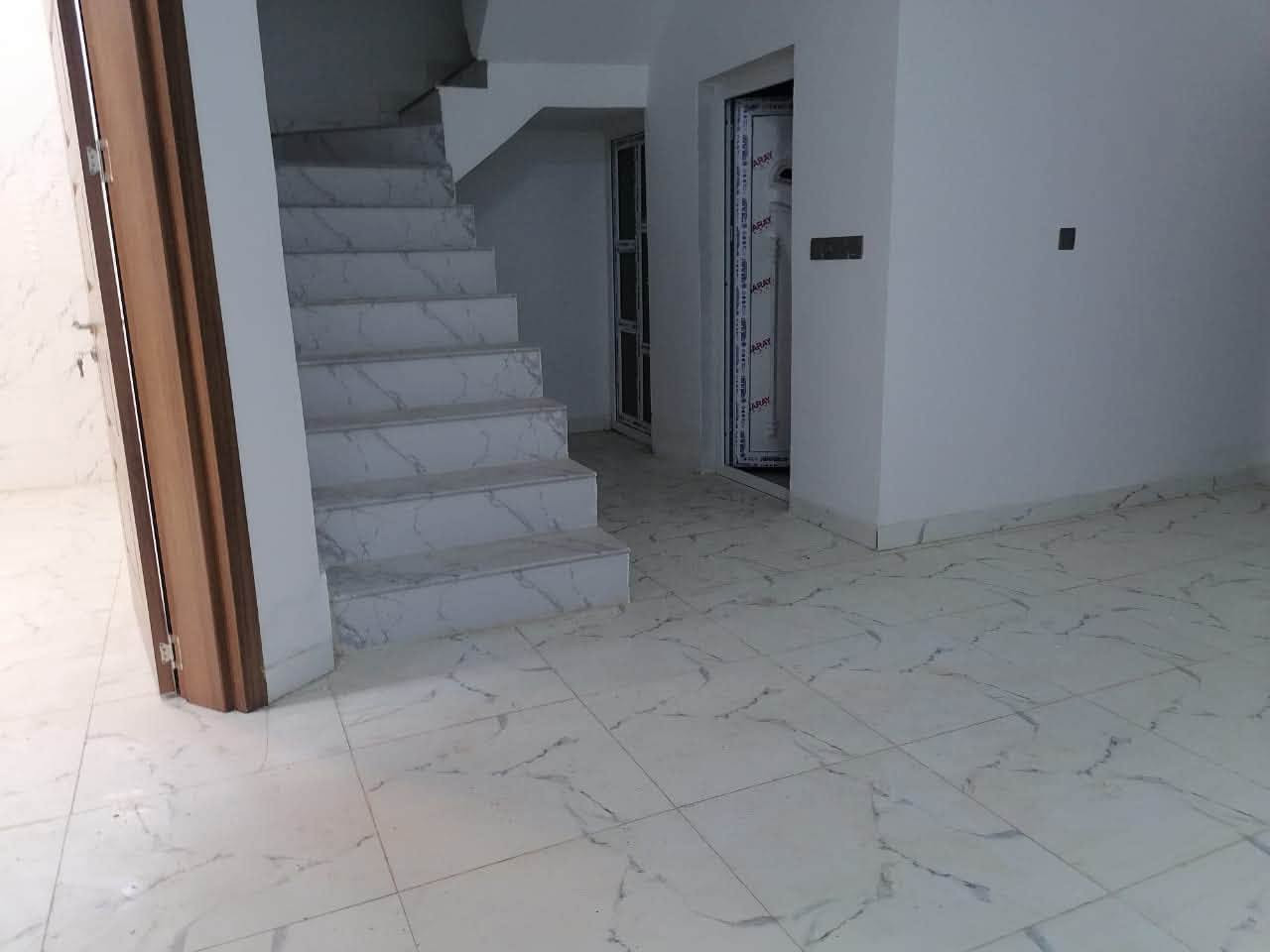 � بيت للبيع – 🏠بناء جديد مامسكون 

📏 المساحة: 190 متر
📜 النوع: زراعي – سند 25

📍 الموقع: البيت حولي الجامعة، الفرع المقابل لغسل غريب الطوس

💎 مواصفات البيت:

 • ٢ غرف نوم 
 • صالة 
 • مطبخ 
 • استقبال 
 • مجمع صحيات
 • ٢ مناور للتهوية والإضاءة

✨ بناء حديث 
موقع قريب من جميع الخدمات والجامعة

📞 للاستفسار:
مكتب المحيط لبيع وشراء العقار
📍 الديوانية – شارع الحولي – خلف جامعة القادسية – قرب غسل غريب الطوس
📱 *********** – ***********
💬 متاح أيضًا عبر الواتساب

