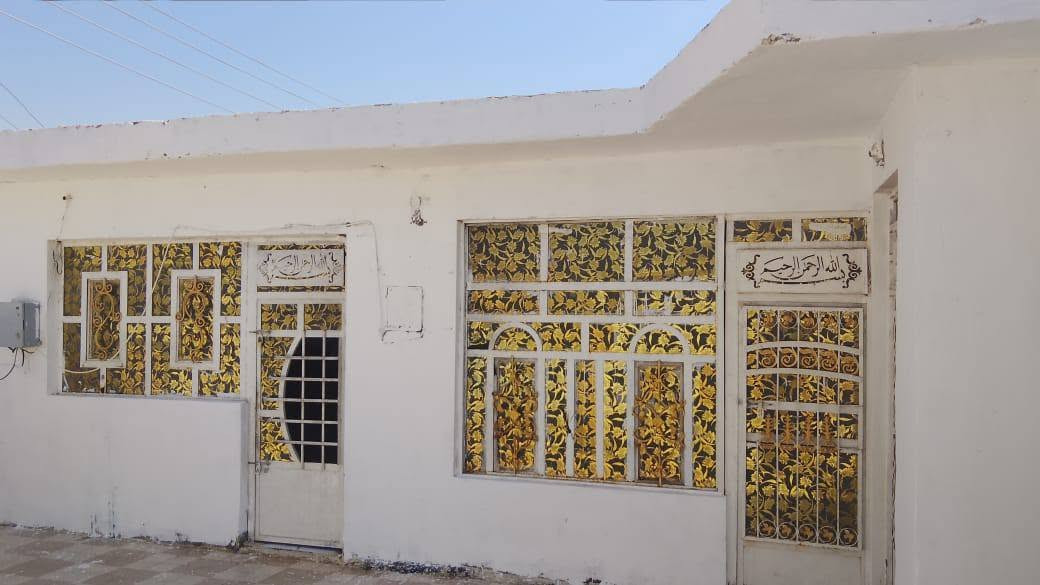 السلام عليكم يوجد لدينا دار سكن لبيع في حي الشرطة موقع جدا حلو ركن مساحة 300متربناء بلوك سقف مسلح البيت كامل مكمل بسعر مناسب من يرغب بلشراء الاتصال بي على الرقم التالي علما اني دلال ***********او.  ***********
