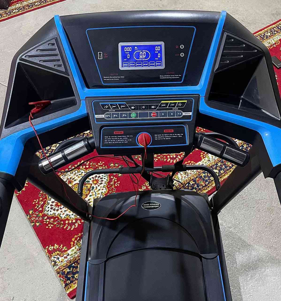 هذا جهاز سير كهربائي (جهاز مشي) رياضي من ماركة KING FITNESS FNOONSPORT متعدد الوظائف للاستخدام المنزلي.
هذا جهاز سير رياضي (جهاز ركض) 
متعدد الوظائف، وإليك أبرز مميزاته:
​شاشة رقمية (LCD): تعرض السرعة، الوقت، المسافة، السعرات الحرارية، ونبضات القلب.  
​تحكم بالانحدار والسرعة (Incline & Speed): أزرار تحكم سريعة للسرعة ومستوى الانحدار في لوحة التحكم وأذرع المقابض.  
​مستشعرات نبض القلب: مقابض مجهزة بحساسات لقياس نبضات القلب.  
​جهاز تدليك وهزاز ملحق (Massager): مزود برأس هزاز مع حزام تدليك للمساعدة في تفتيت الدهون ومساج الجسم.  
​حبل أمان (Safety Key): يتضمن مفتاح الأمان الأحمر للتوقف الفوري عند الطوارئ.
يحمل عادةً وزناً أقصى يتراوح بين 120 إلى 130 كيلوغراماً
 
📌 السعر : 300 ألف وبي مجال للاستفسار خاص 
او الاتصال على رقم ***********
