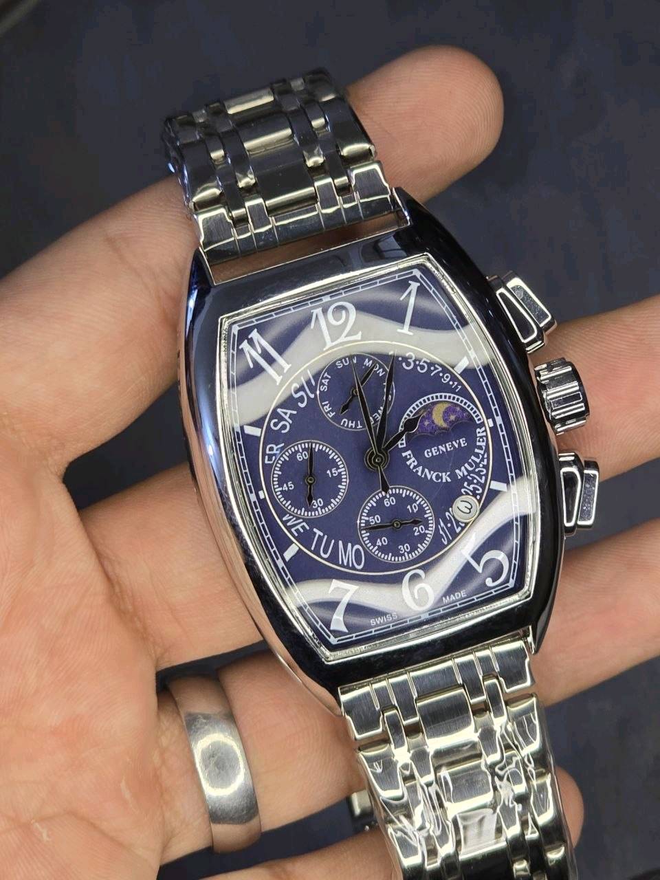 أعرض ساعة Franck Muller أصلية/ستايل فاخر، لونها أزرق مع سوار ستيل، شكلها مرتب وفخم وتناسب الاستخدام اليومي والمناسبات. الساعة مبينة بحالة زينة من الصور، والمينا واضح ويا تفاصيل مميزة، والكلبسات والسوار نظيفين. إذا مهتمين أكدر أرسل صور إضافية أو فيديو للتوضيح.
