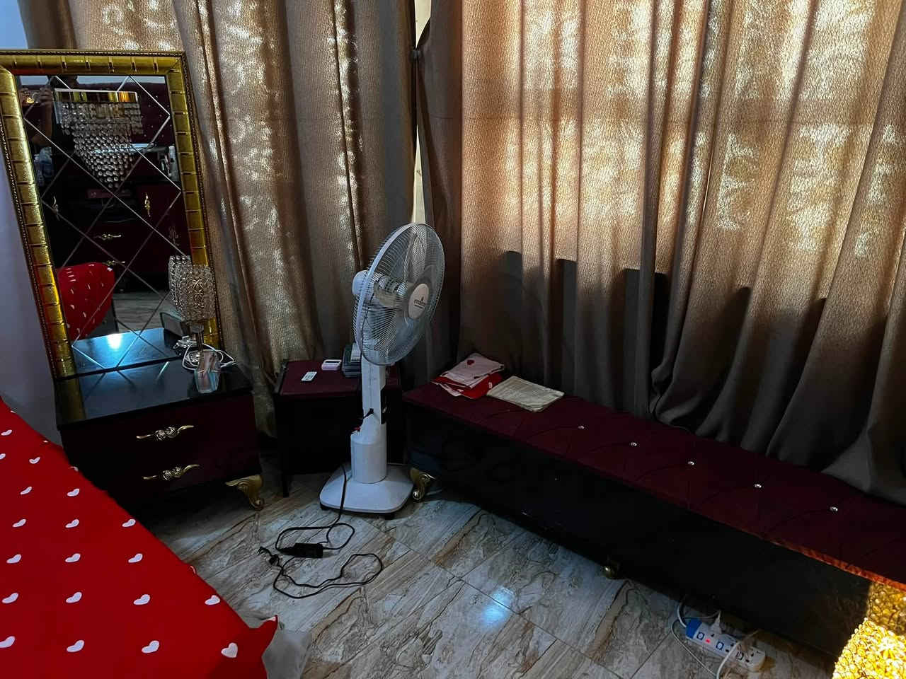 السلام عليكم اخوتي
غرفة متكونة من ٨ قطع 
كنتور وجربايه و٢ كومدي و ميز تواليت ومُلحق جربايه وجرارات وميز تلفزيون 
والغرفة مُستعمله ونظيفة ب ٦٥٠ الف عده الدوشك
اذا وي دوشك الجربايه الطبي تصير 800 الف.
*********** واتساب
