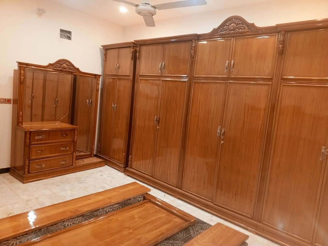 سلام عليكم غرفة صاج داخل خارج اخت الجديده للبيع السعر 1600 بيه مجال بسيط العنوان بغداد مدينة الصدر قطاع 28 موبايل ***********

