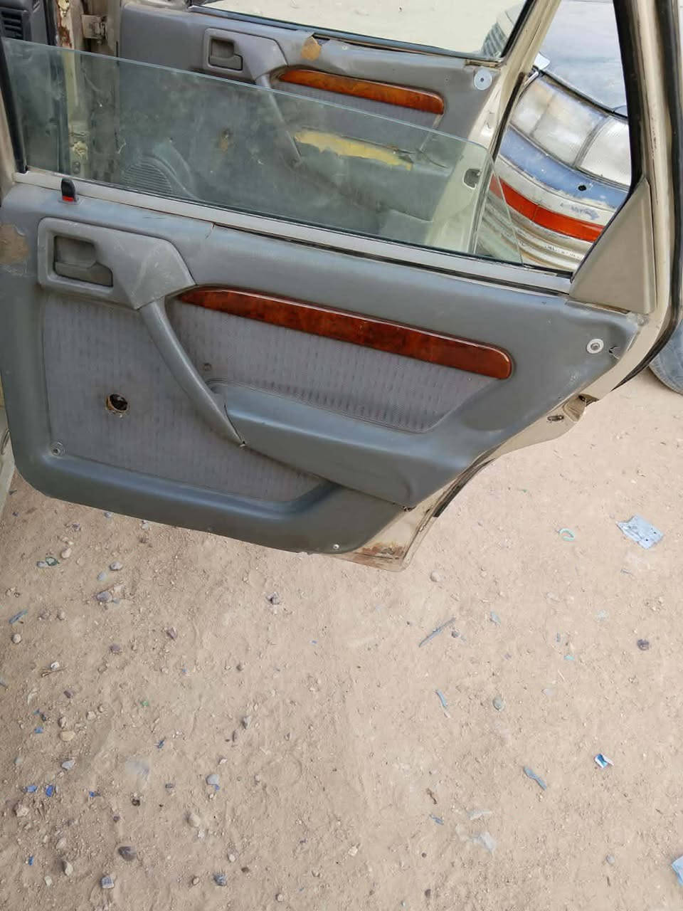سلام عليكم فكترا مابيها نواقص بس الي بالصوره يدات جام ويده الباب السايق الداخليه نواقص بسيطه جداً  گير ومكينه خير من الله اطلع تراااي للبصره مداور ثاني يوم سنويه قريب 31 يعني بعد 4 سنوات واكثر يلا تسقط راعيها ابن حلال السياره يرادلها تلگيطات شويه لدرجه ما مبينات السياره دوش مو بخاخ وحجم 1600 يعني بانزين انسا سعرها 17 وبيها مجال حگ الجيه العنوان الديوانيه مقابل المرور قرب الطاقه الكوريه  وهذا رقمي ***********
