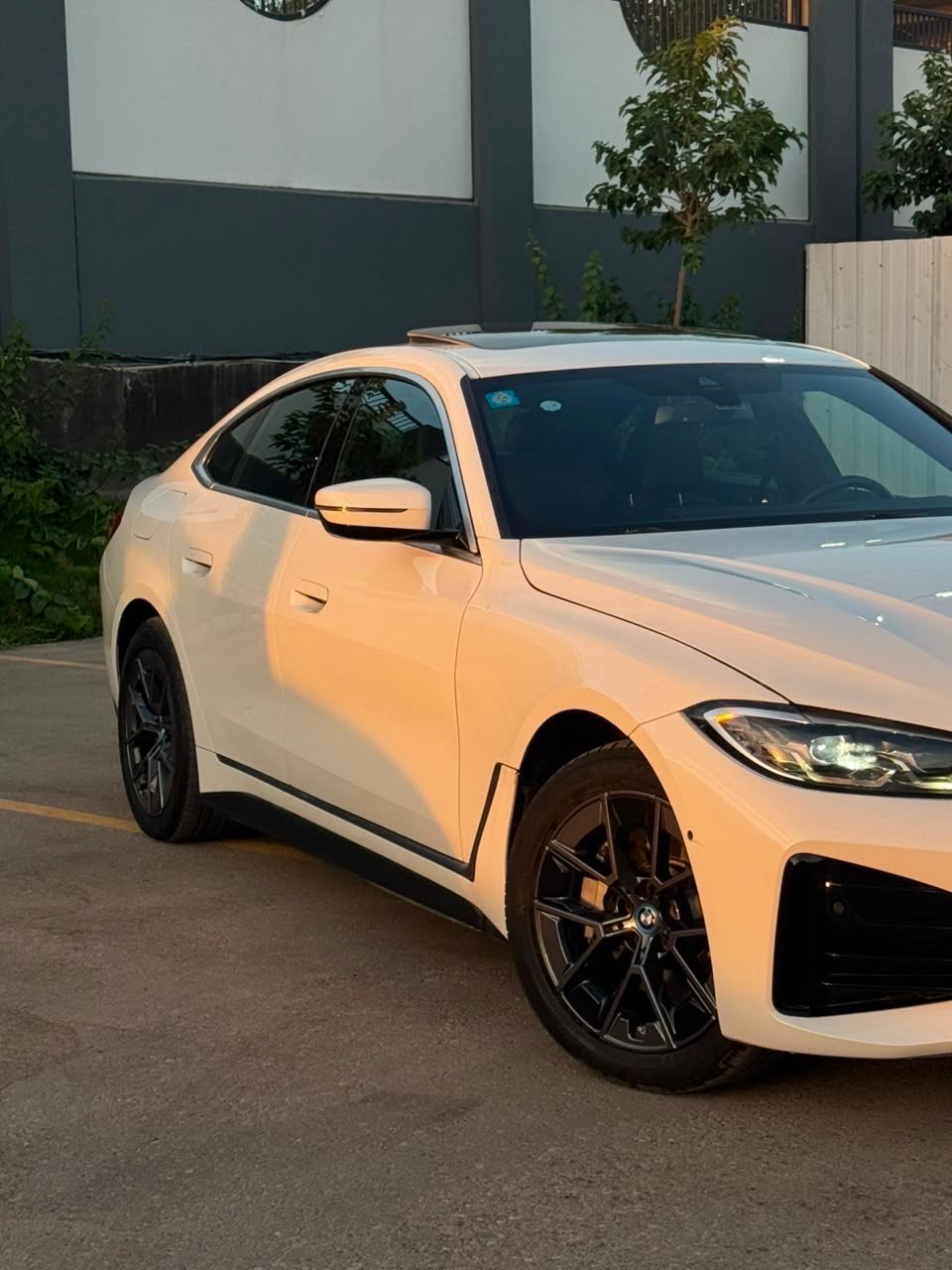 السلام عليكم 
bmw 2024 
كهرباء فول الكترك 
قطعتين صبغ 
بدون دواخل
رقم بغداد 
265 $
***********
شنو الموديل الكامل بالضبط للـ BMW؟ يعني i4 لو iX لو موديل ثاني، وشكد المواصفات/الفئة؟: 
i4 e35
شكد الممشـى الفعلي للسيارة، ووضع البطارية شلون من ناحية الصحة والمدى؟: 
15 الف 
جيد جدا
وين موقع السيارة حالياً بالعراق حتى المشتري يعرف وين يجي يفحصها؟: 
بغداد / اليرموك او الكاظمية
السعر 265$ نهائي لو بيه مجال بسيط، ومنو يطلب الفحص قبل الشراء؟: 
مجال بسيط