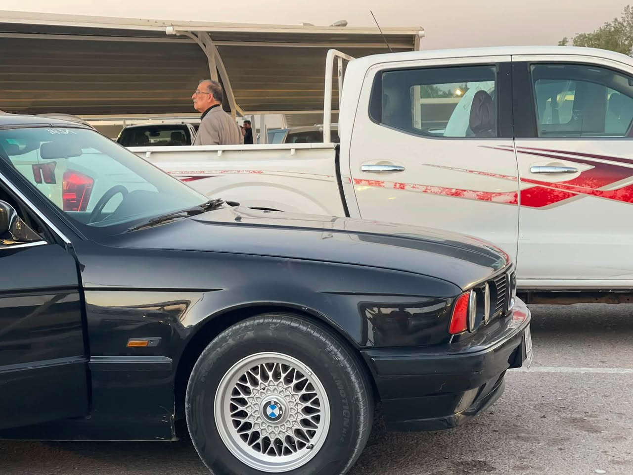 السلام عليكم
BMW525i
موديل ١٩٩٠
رقم بغداد ألماني 
فتحه
كشنات كهرباء
تبريد قطعتين 
اربع جام كهرباء 
محرك 25 اصل مسكر تك فانوس 
داخل نيلي المقاعد الأماميه تحتاج دوشمه
صاج دبل جكمجه  
تبريد شغال 
السعر 60 وبيها مجال 
مكان السيارة نجف ***********
