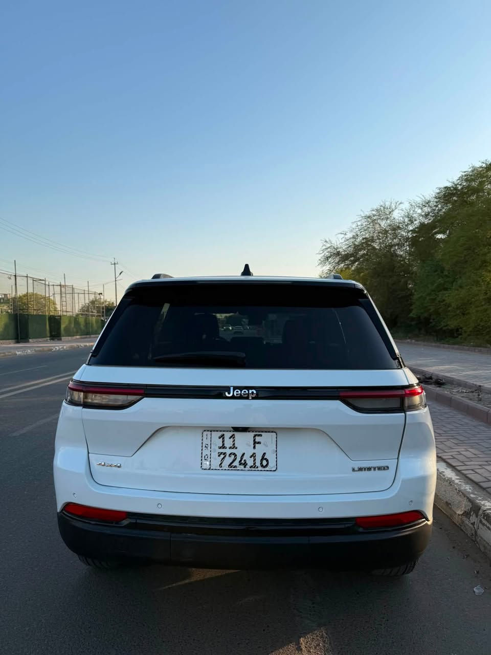 ‏⚙️ ( jeep )جيب جراند شيروكي 2025 Laredo (بلاك ادشن) : ضربتها خفيفة كلش جنطة فقط (كلين)تم تبدل الجنطة مكفولة كفالة عامة من الصبغ وارباكات سليمة ✅ ..مرقمة كتاب شهداء 📁
🔱 ماشية ٣ الاف فقط يعني( زيرو) كاملة
..مواصفاتها
⭕️ محرك 3.6 لتر V6 Pentastar
💢 قوة 293 حصان
⭕️لونها ابيض (بلاك ادشن )
💢 ناقل حركة أوتوماتيك 8 سرعات
⭕️نظام تشغيل Start/Stop لتوفير الوقود
💢تشغيل عن بعد حساسات وردارات خلفية وامامية
🔱  دفع امامي (RWD) 

⭕️ مصابيح أمامية وخلفية LED كشافات ابيض
💢 شاشة معلومات وترفيه 8.4 إنش
‏⭕️ Apple CarPlay وAndroid Auto لاسلكي
* كاميرا خلفية
💢 حساسات اصطفاف خلفية
* مثبت سرعة متكيف (Adaptive Cruise Control)
⭕️ فرملة طوارئ أوتوماتيكية
💢 نظام المحافظة على المسار
⭕️ نظام مراقبة النقطة العمياء
💢 تنبيه حركة المرور الخلفية
⭕️ تشغيل السيارة بزر (Push Start)
💢 دخول ذكي بدون مفتاح (Keyless Entry)
⭕️ مكيف أوتوماتيك ثنائي المناطق
💢 مقاعد جلد اسود تصميم الحديث
⭕️ مقود متعدد الوظائف
* 6 سماعات
🔱 سعة خزان الوقود 87 لتر
السعر ٣٥٠ $ وبيها مجال بسيط للشراي
التواصل الرقم (***********)☎️
مكاني بغداد البنوك
