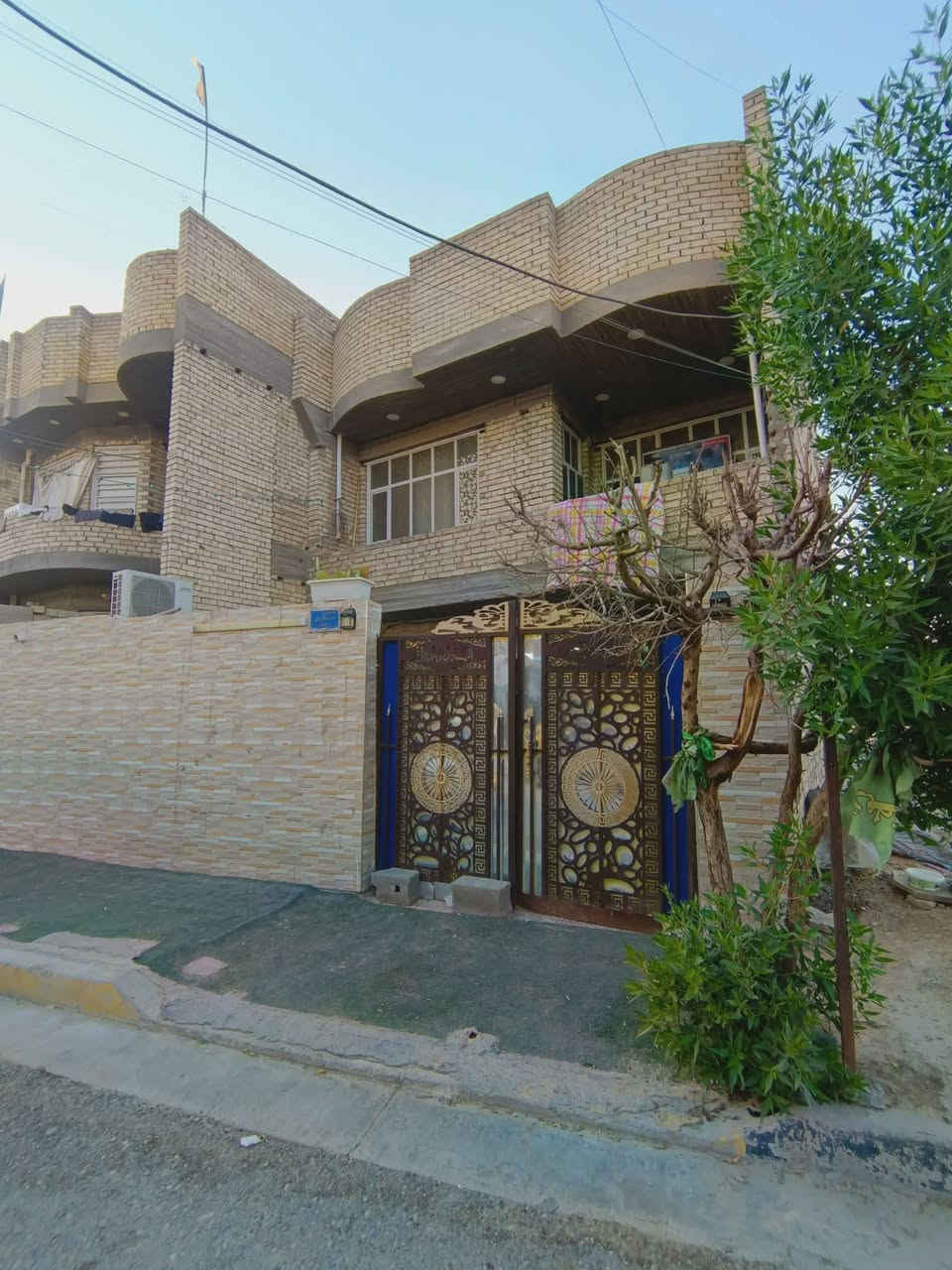 السلام عليكم توفر عندي بيت-- (180 متر)--- جبهه7 ونص--/نزال 23/---طابقين بي 4 غرف طابو زراعي سند 25 سند وكاله موجودات على طابو الخلاني المنطقة كامله كل الخدمات مي مجاري كهرباء تبليط موقع البيت البلديات الضباط خلف الصحفيين قرب مدرسة زين القوس منطقة حي الامير  للاستفسار *********** الرد واتساب ماسنجر أو الاتصال على الرقم حسن للعقار
