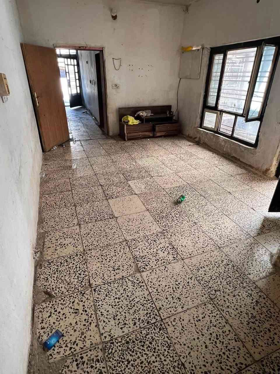للايجار في السيدية بيت مساحته 180م 

يحتوي ع كراج وحديقة وصالة ومطبخ وهول وغرفتين نوم 

موقع الضباط 

ايجاره 700 الف 

للاستفسار ***********
