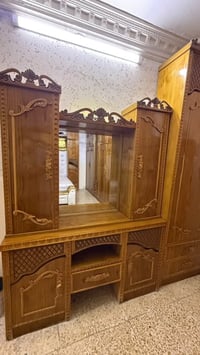 غرفه اخشاب • مستعملة سنة • خشب ثقيل