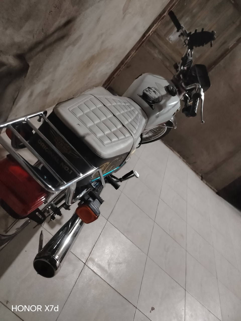 سلام عليكم 4كير شاصي 21مكينه 23دراجه كلشي ماعيزه كله جديد كلجات كهربائيات تايرات جدد دراجه مبدل ولفات جدد وتفيلس واحد عراق جبته ردت اشتغل بيه دلفري وطلعت عندي شغله صفح بي ستاند ومنفذ شحن وكيله حمودي العارضي اصولي مو سكنر السعر 850وبيه مجال 
للتواصل *********** متواجد على فيس

نص مكتوب في الصور:
- HONOR X7d