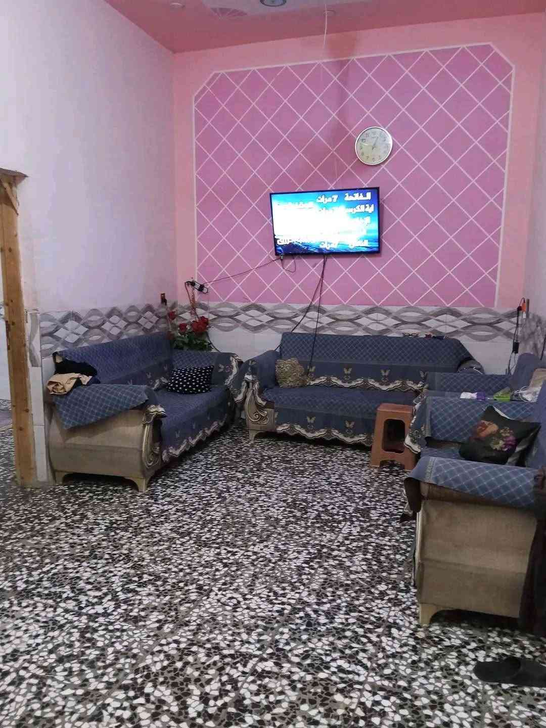 السلام عليكم عدي بيت للبيع مساحته 114طابقين يحتوي على 3غرف وملحقاته سند 25 اقرار مباشر سعره 83بي مجال كافه الخدمات ماء كهرباء مجاري جديده مدارس سوك مستوصف يبعد عن الامام 3كيلو ونص كونكريت للطابقين سطحين صالتين طريق البوبيات عمود 85بدايه الحر الصغير 
البيت عالي عن الشارع مقرنص الباب 
الخاص مفتوح اي استفسار

نص مكتوب في الصور:
- ٧:١٩ م