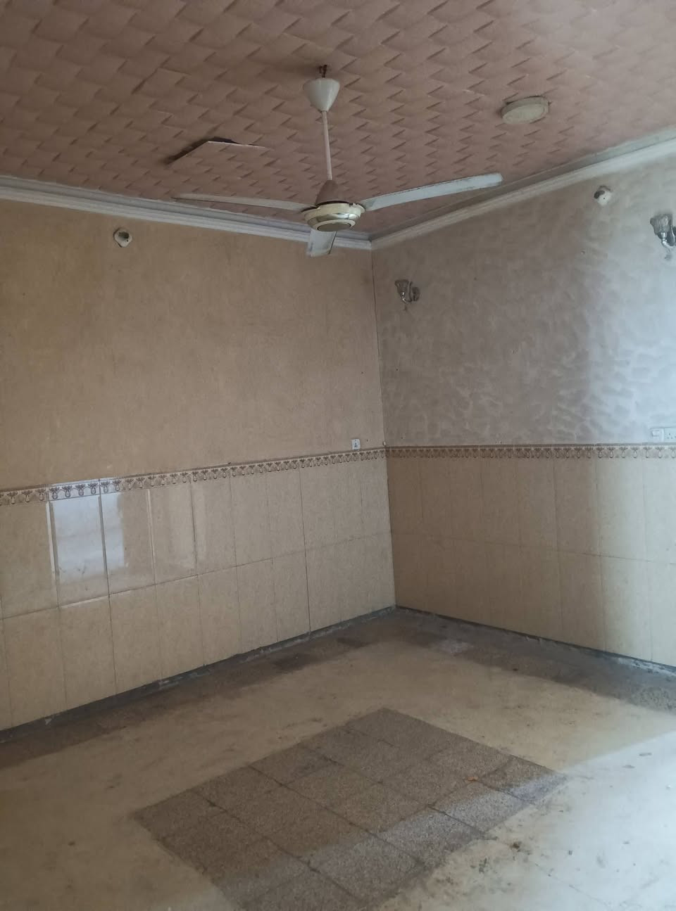 سلام عليكم بيت للايجار حي ري خلف السايلو القديم يحتوي على(صاله +هول+مطبخ+غرفه+مجمع صحيات.)
للاستفسار ***********
شارع تبليط مي مجاري  وخدمات كامله
