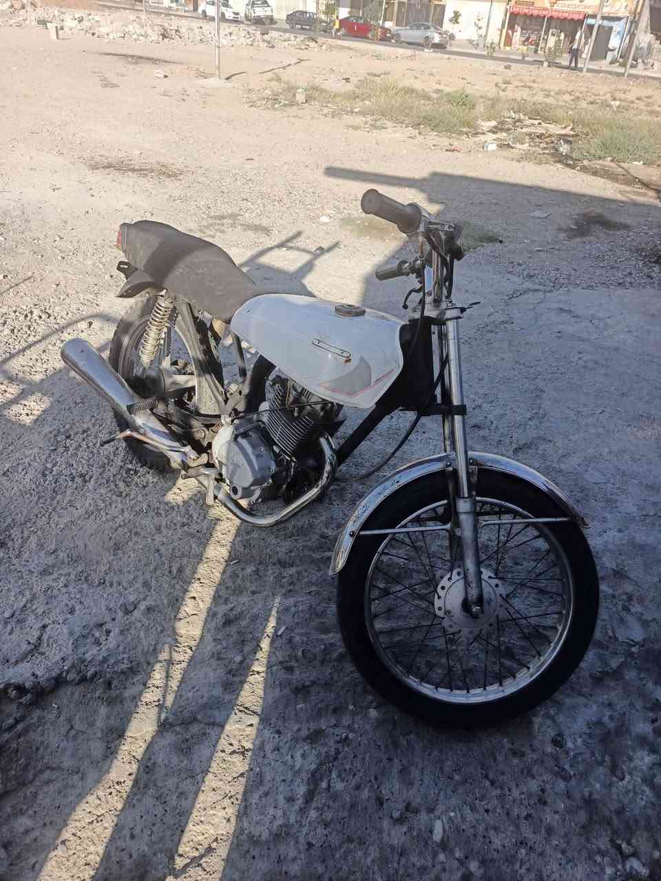 عسلام عليكم عندي هاي ماطور للبيع يشتغل كلشي ما بيه فتحت كبريتر بقه هيج ماطور ترك سعره 120 الي يريده خلي يجي خاص ***********
