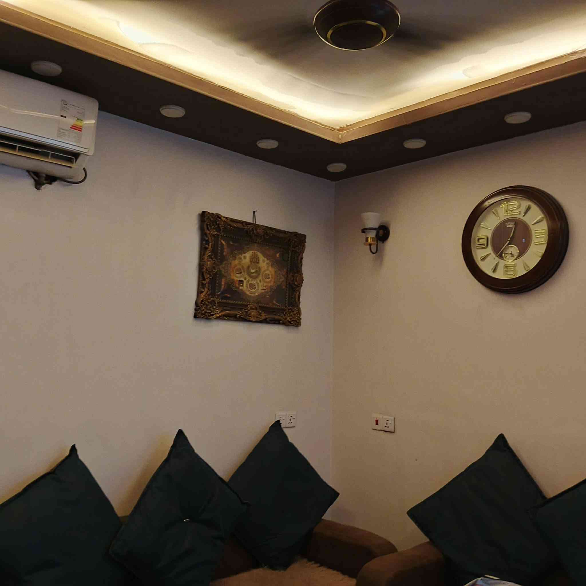 بيت للبيع سند 25طابو زراعي في سبع ابكار  مقابيل مجمع العبدالله الطبي قرب توت الاحمر  بشارع مشتل عايد اول فرع قريب علئ شارع العام جدا مساحة البيت 70متر واجهة 5 نزال 14 يتكون البيت
عدد الغرف 5 
عدد طوابق 3  
الغرف علئ الوجه مساحتهة 5 في 4
الغرف الصغيرة 3في 4
يوجد مدخلين للبيت
طابق الارضي يحتوي علئ ستقبال ومطبخ وغرفة نوم وحمام وترك
طابق الثاني غرفتان نوم وحمام
طابق ثالث غرفتان نوم وحمام
وبيتونة وسطحين بيت بناء حديث  بناء سنة 2021 للاستفسار اكثر اتصل علئ رقم  ***********
-------عرض شارع 10متر ------
