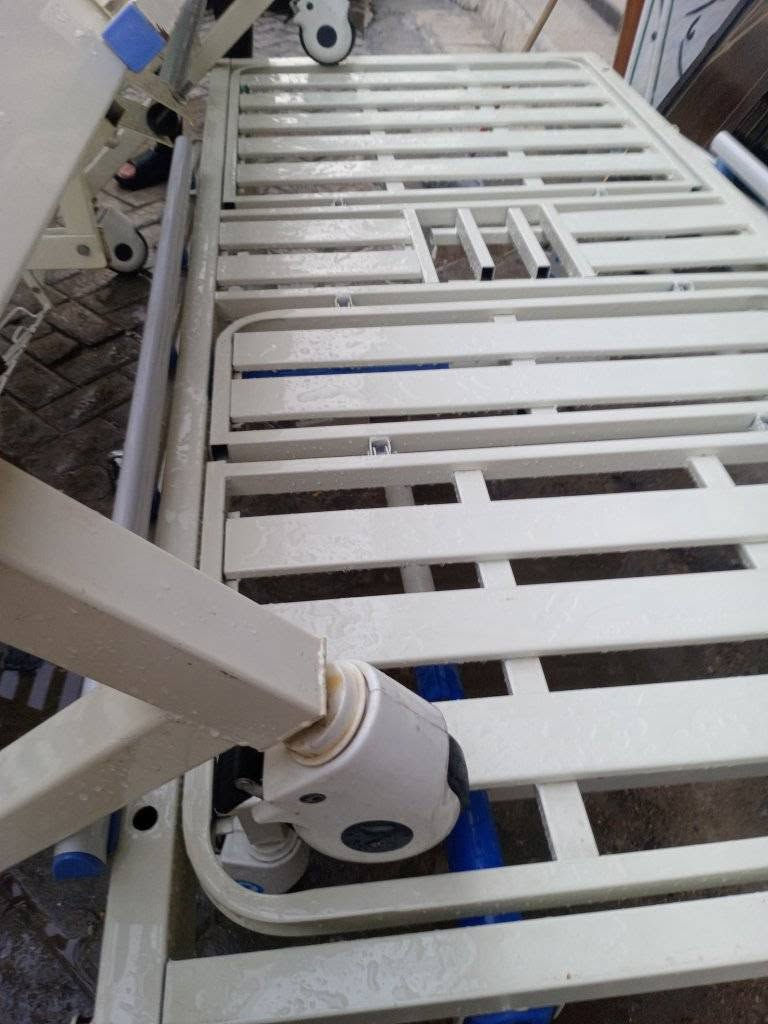 سراير طبي عدد 2 للمرضى وكبار السن المقعدين وامراض التقرحات 
مواصفاته
سرير طبي يدوي 3 حركات (3 Crank)، وغالباً تكون حركاته:
رفع وخفض مسند الظهر
رفع قسم الرجلين الركبة
رفع وخفض ارتفاع السرير بالكامل
رفع جهة يمين ويسار
حواجز جانبية قابلة للطي
4 عجلات مع فرامل
سطح السرير مقسم إلى اربعة أجزاء

سعر الوحده 150 مكاني اعظميه للتواصل
***********
