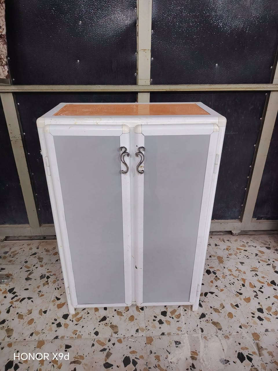 سنك متر ونص نضيف مابي اي عيب السعر 90 وبي مجال والجزامه حجم جبير ب70 وبيه مجال والمرأيه والكراسي كلمن وسعره *********** مكاني كركوك حي الحجاج
