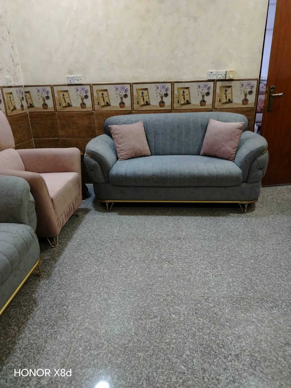 تخم مستعمل قليل
احطاطه
ونضيف  سعره 900 وبي مجال
عنوان الغزاليه

نص مكتوب في الصور:
- HONOR X8d
