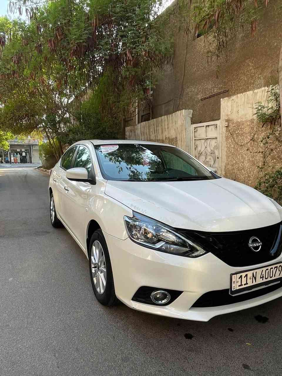 النوع:نيسان سنترا  هندي 😉
الموديل :2025  ✅
الون :صدفي ابيض 
ضمان السور  بعدها بل ضمان❤️ 
مدوشمه حراري بل كامل وجاهزه. 
عدد المسافه:11km  
مواصفات✅ 1/1 فول الفول 
فتحه سقف تحكم ستيرن ✅ 
السياره عله وضع شركه 
السعر 21/250 مليون   
 السياره مكفوله  من بارد وصبغً
فقط بيها طخه خفيفه بل باب خلف سايق خفيفه كلش 
العنوان. بغداد حي تونس رقمي 
***********
