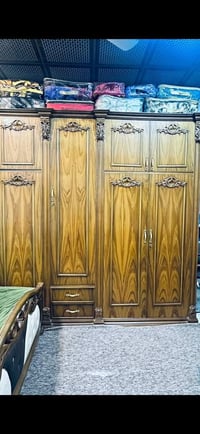غرفة نوم • نضيفه • تحتاج سجات وصبغ