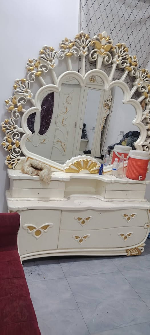 سلام عليكم غرفه للبيع تسكام الله شاهد شغل درجه ولى مفصله ب4 ونص بس اريد انتقل الغير بيت ولغرفه ضخمه ماتكفي عدي بلغرفه الثانيه السعر مليونين او بيه مجال ***********
