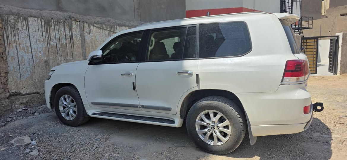 لاندكروز 2018  بغداد ( بريم ) لون أبيض 
نظيف جداً كفالة عامة .. 
بلادية السيارة .. 
للأستفسار عن السعر وتفاصيل اكثر الأتصال على الرقم 
***********
المكان الديوانية .. ديوانية, القادسية

