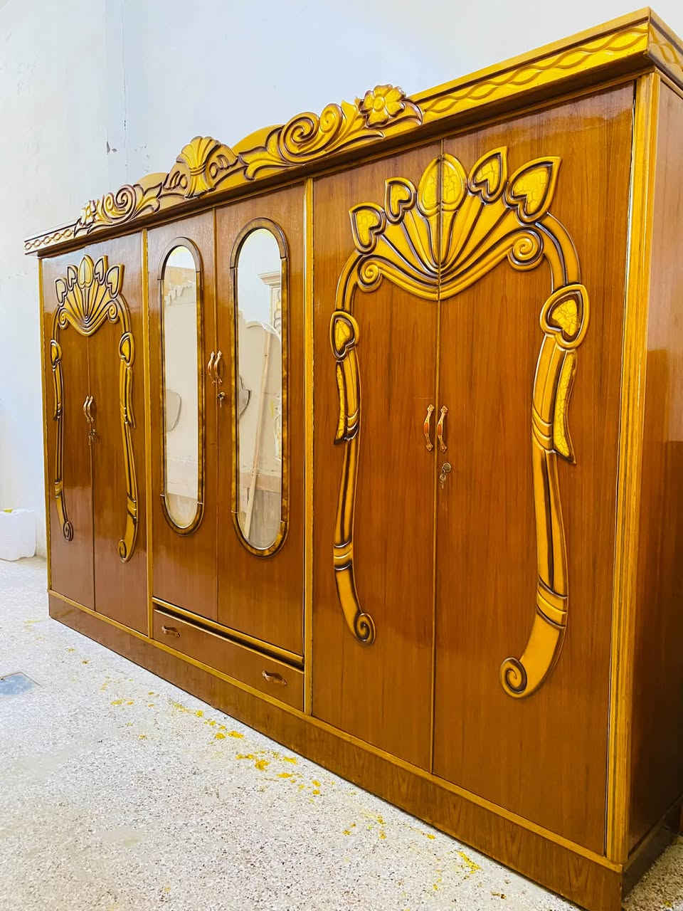 غرفة نوم عراقي مستخدم اخو الجديد 6 باب طابق عالي شغل مرتب ضهر جرجوبة السعر 575 الف وبيها مجال للطيبين 
رقم الهاتف ***********
