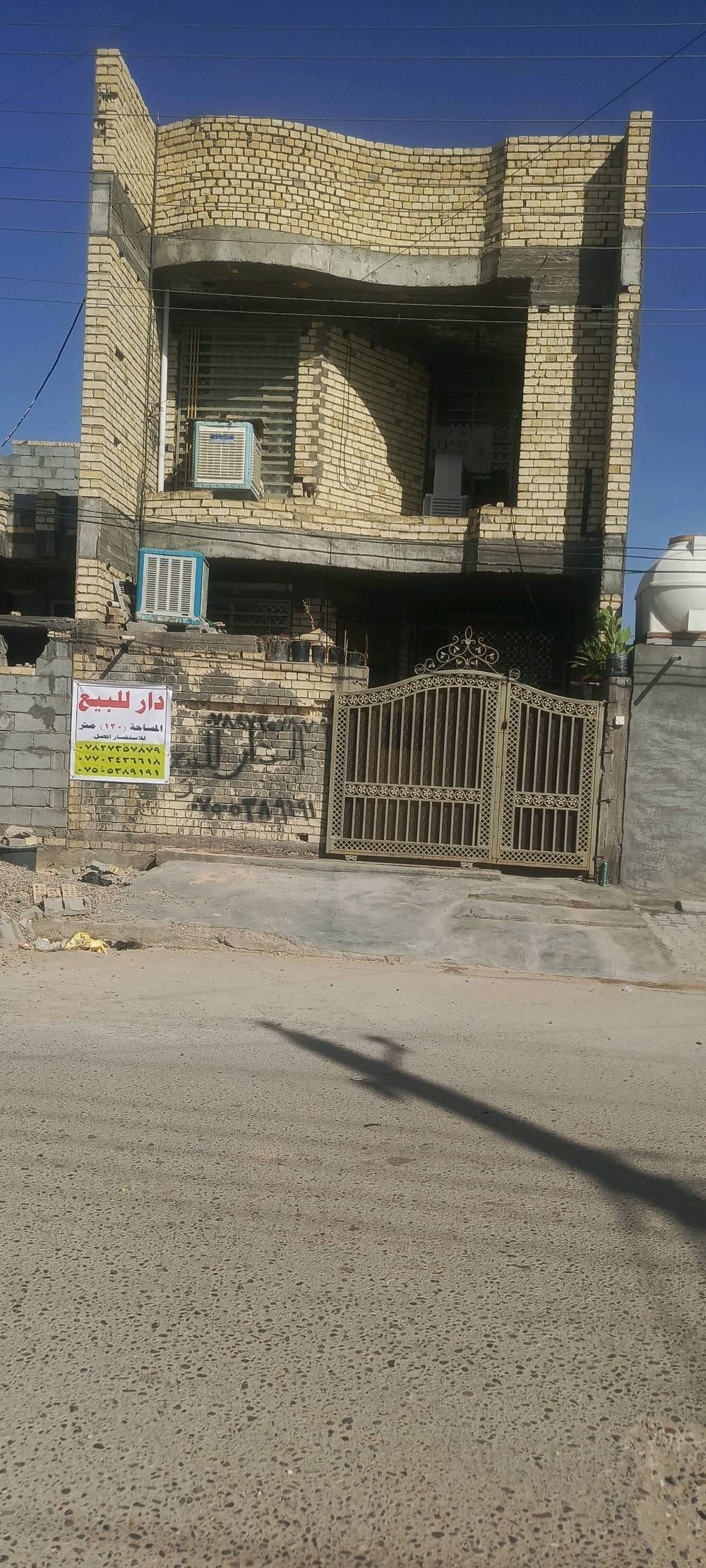 الدار للبيع المساحة 120الموقع بغداد اليوسفية حي الشهداء شارع الوسطاني صنف العقار طابو ملك صرف للبيع اوللمراوس بيت المساحة200اواكبر السعر 117وبي مجال
شنو تفاصيل الدار من الداخل: شكد غرف النوم، الصالة، المطبخ، والحمامات؟ وهل بيه حوش/سطح/كراج؟: 
واتساب ***********
المساحة شكد بالضبط؟ لأنك كاتب 120 و200، فممكن توضح المساحة الصحيحة والواجهة شكد متر؟: 
المساحة 120الواجه 6نزال20
الدار طابق واحد لو طابقين؟ وإذا بيه أكثر من طابق شنو توزيع الغرف؟: 
طابقين
الدار جديد لو مجدد؟ وشنو سنة البناء تقريباً، وهل بيه أي عيوب أو ملاحظات مثل رطوبة/تشققات/تسريب؟: 
2024
شنو الخدمات المتوفرة حالياً: ماء، كهرباء، مجاري، انترنيت، ومولد؟ وهل البيع شامل الأثاث أو بدون؟: 
كل الخدمات كاملة 