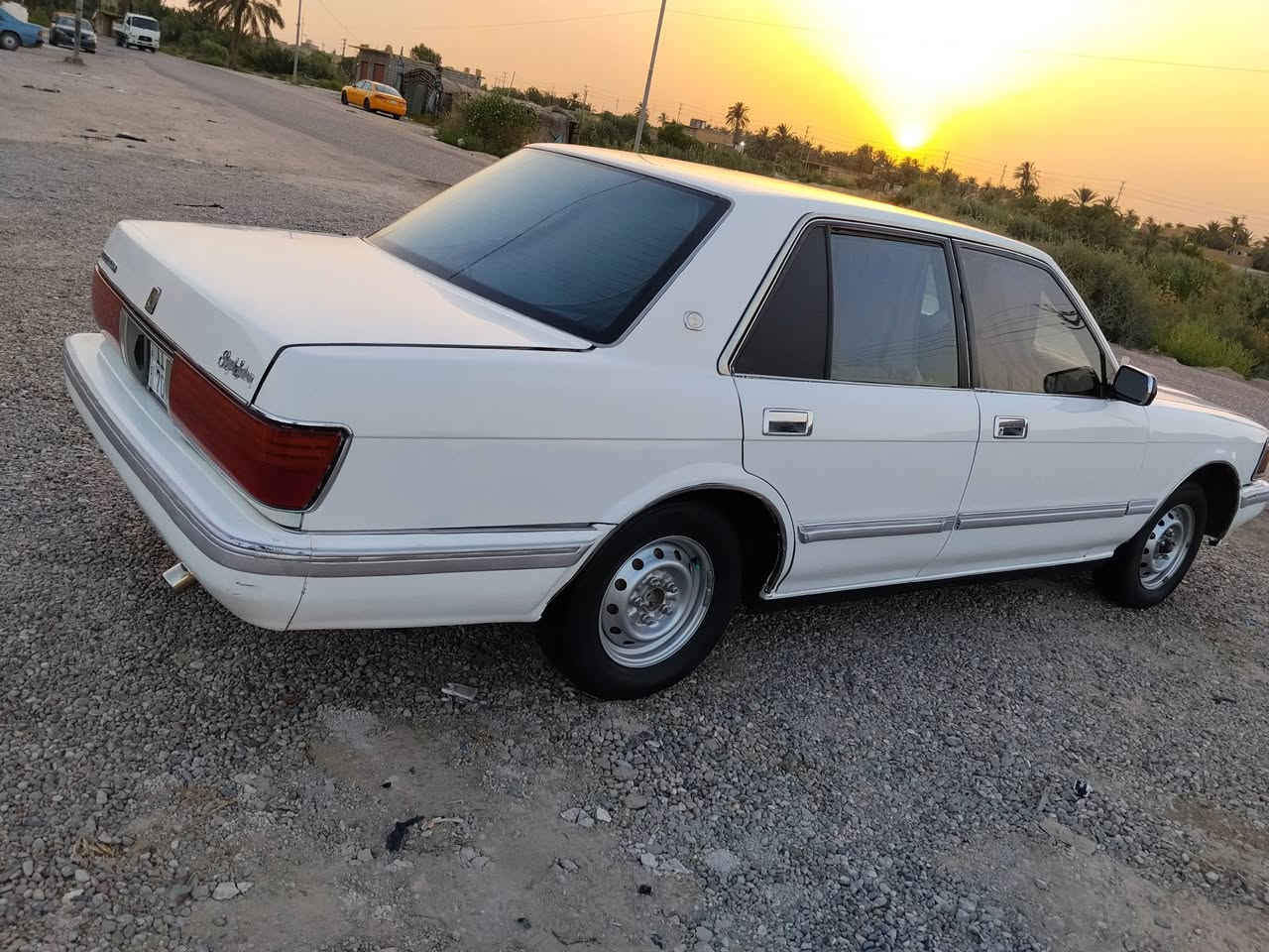 السلام عليكم. سيدان للبيع موديل1990 سياره جاهزه. تبريد. شغال. كير ومكينه مكفولات  حداديه  جديده   رقم السياره. انكليزي. باسمي. وتحويل ثاني يوم السنويه  لل31   السعر 55 وبيها مجال  ***********
