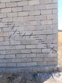 تشققات الجدران • معالجة هندسية • كوادر مختصة