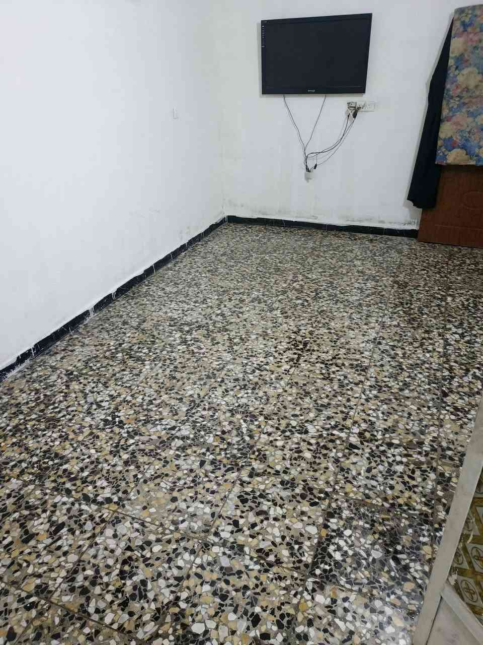 السلام عليكم بيت طابق ارضي للايجار العنوان الزعفرانيه عالسده قرب اسوا تفاحه البيت يحتوي على استقبال ومطبخ وترك وغرفه  وصحيات وحوش الاستفسار الرقم ***********
