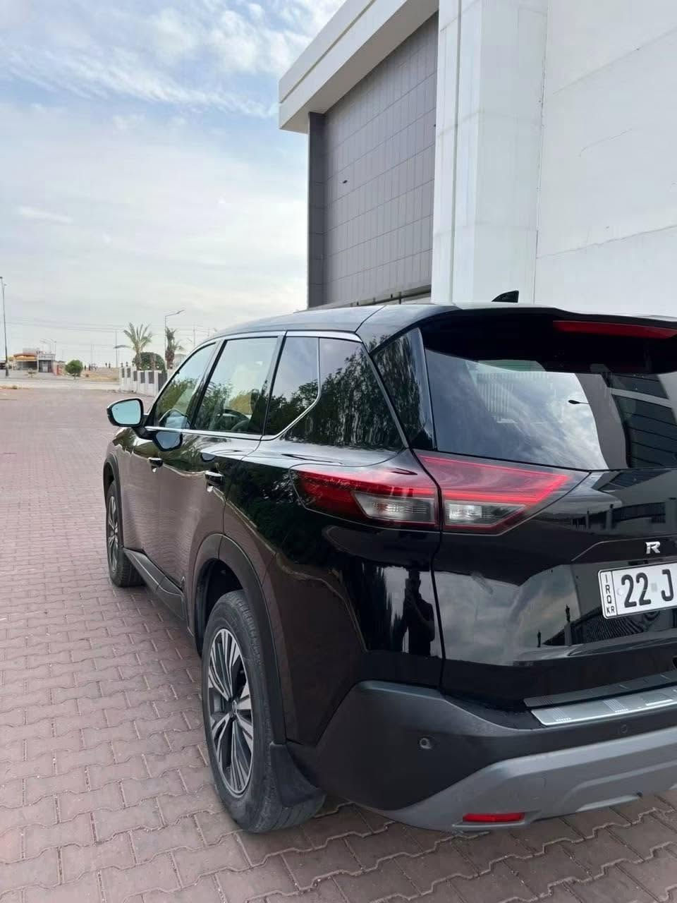 نيسان روج • ٢٠٢١ • ٤٠٠٠٠ مايل