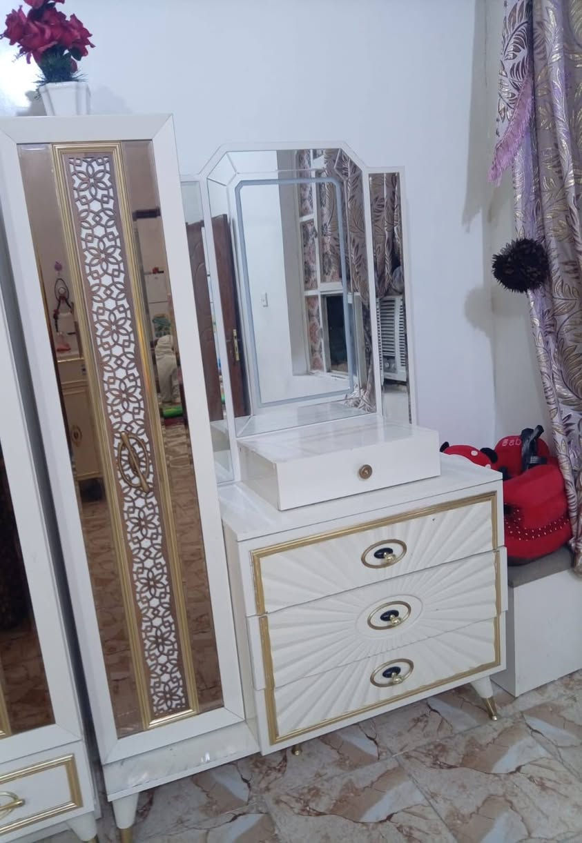 السلام عليكم غرف نوم تركي اخت الجديدة استخدام نظيف كلش نظيفه سعر 800 وبيها مجال عنوان بغداد المعامل ***********
