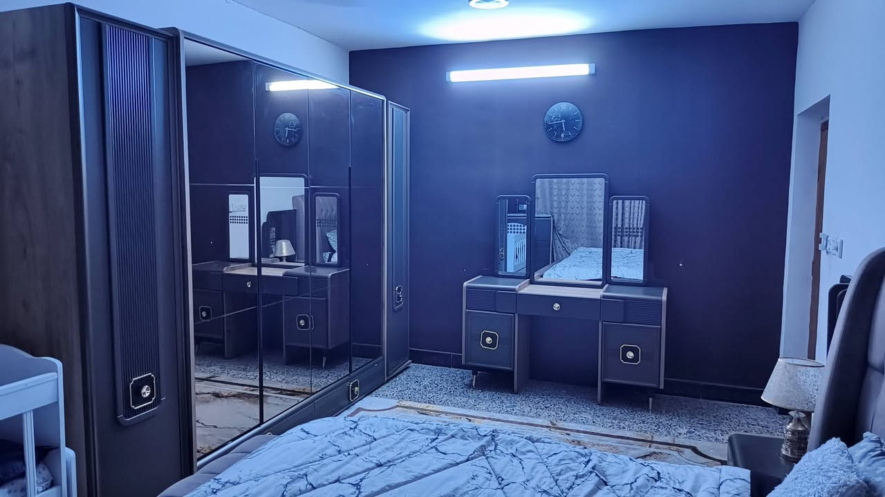 السلام عليكم غرفة نوم تركي للبيع ٥ قطع جديدة 
للتفاصيل واتساب ***********
