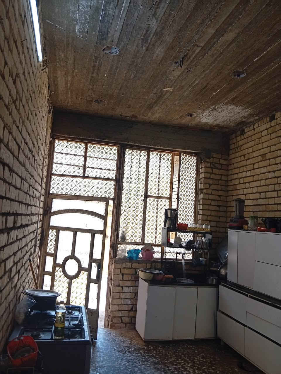 السلام عليكم  من رخصه ابو الكروب ' البيت للبيع المساحه 147 متر طابقين' بناء حديث 2024الواجه 6/75' نزال 22
عالي عن الشارع ارتفاع متر تبليط مجاري بي محل العنوان المدينه حي طارق خلف معمل الغاز على القديم  من جهه الزراعي   ! السعر ' التواصل على الرقم ***********
